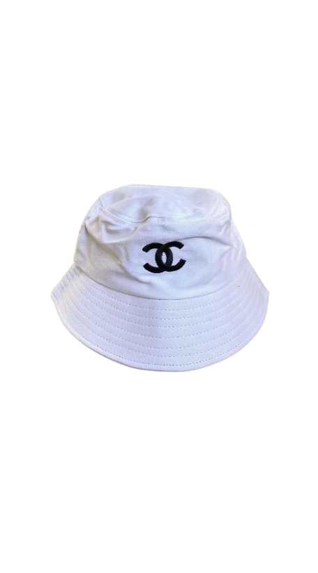 Lisa Rinna's White Bucket Hat